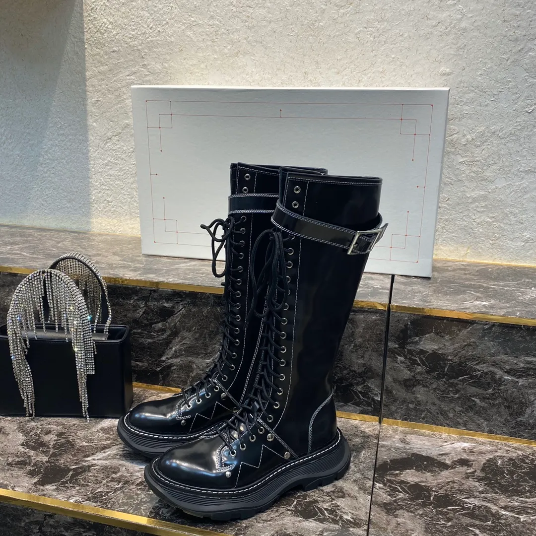 👟👟Ex-factory price 760👟👟MCQ McQueen boots ▪️The latest new color series of Alexander McQu**▪️2020s counter ────────────────This can completely replace its previous popular white shoe series 🎉 It is not picky about the foot shape at all, and it looks great on the foot ▪️Upper: exclusive custom-made original open-edge beaded cowhide ▪️ Inside: original customized sheepskin ➕ genuine leather welt ▪️Exclusive molded original outsole Anti-slip T👟👟Factory price U outsole Size 35-39 [40 can be customized and non-refundable]